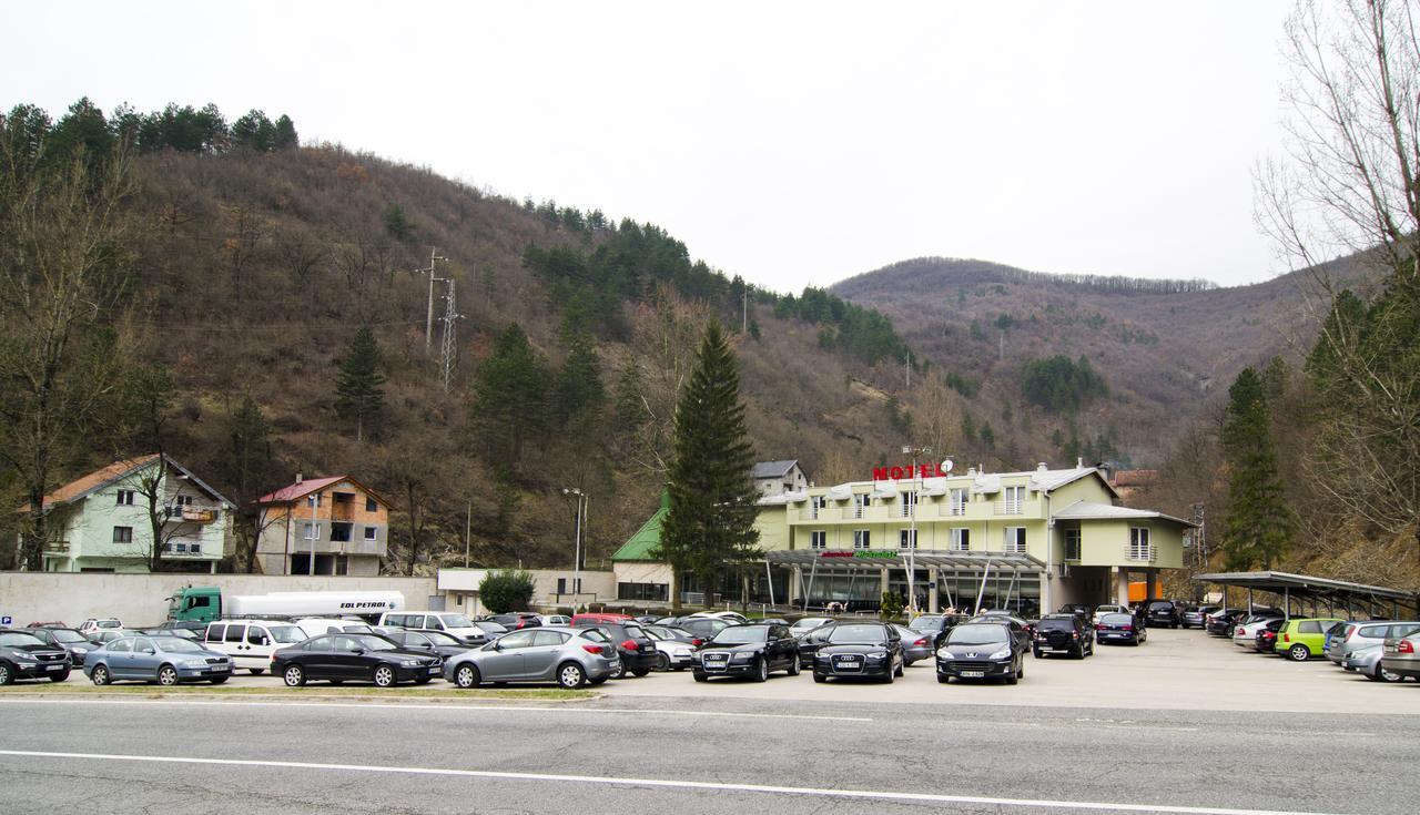 Motel Maksumic Jablanica エクステリア 写真